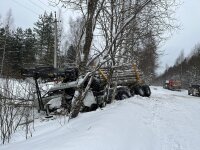 Груженый лесовоз улетел в кювет на костромской трассе