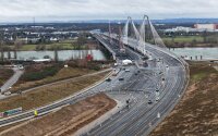 Через 10 лет спустя грузовики возвращаются на А1 Rheinbrücke Leverkusen