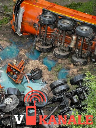 Грузовик с дизельным топливом упал с моста через Днепр