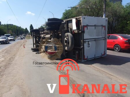 На мосту в Саратове перевернулся грузовик: двое в больнице