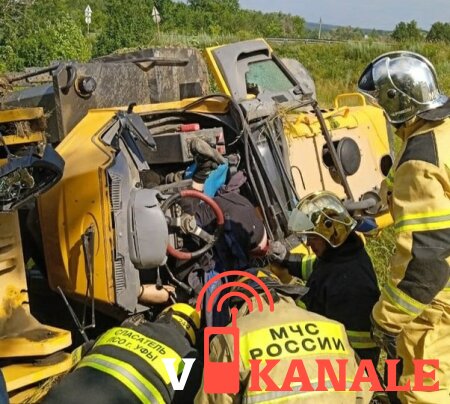 В Уфе погрузчик улетел в кювет: Водителя зажало в кабине