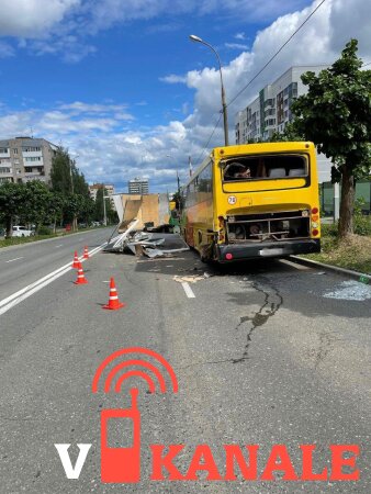 Ижевск: грузовик врезался в стоящий пассажирский автобус