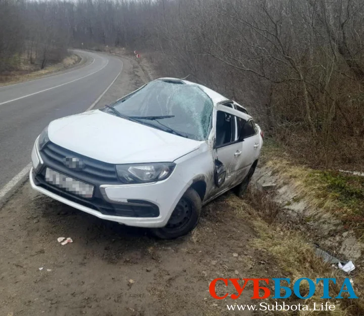 В Адыгее в результате ДТП с опрокидыванием автомобиля пострадал 1 человек