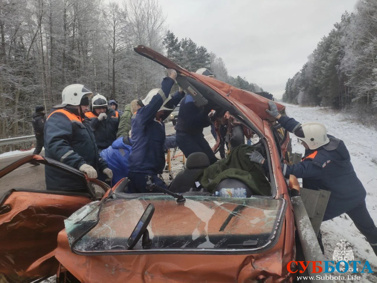 Спасателям пришлось вырезать пострадавшую в жутком ДТП под Навлей