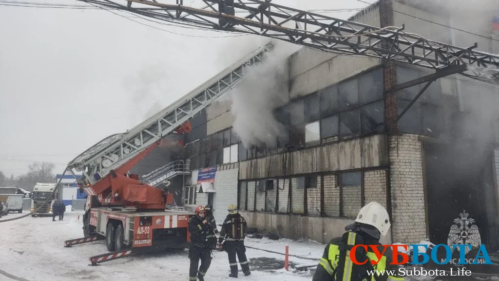 Пожар вспыхнул в здании автосервиса на улице Борской Нижнего Новгорода