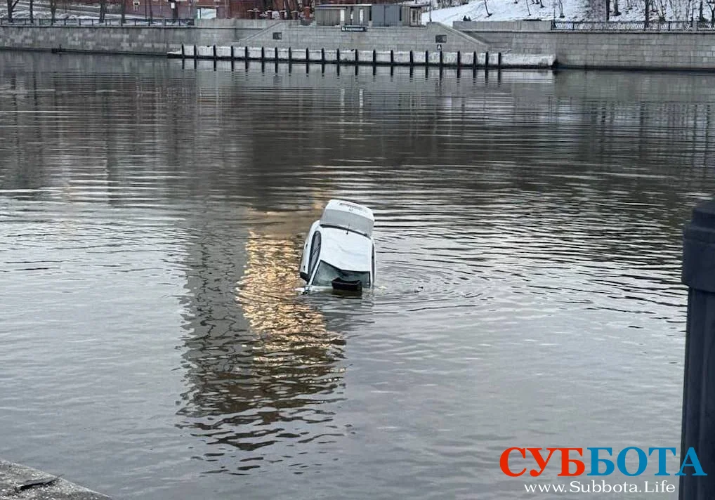 На Лужнецкой набережной в Москве "Фольксваген Поло" упал в реку Москва