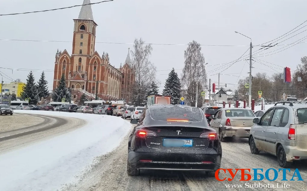 Брянских водителей просят быть предельно аккуратными на зимних дорогах