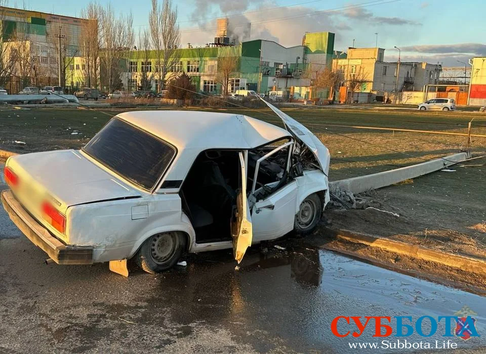 Водителя и пассажира «Жигулей» увезли в больницу после ДТП под Волгоградом