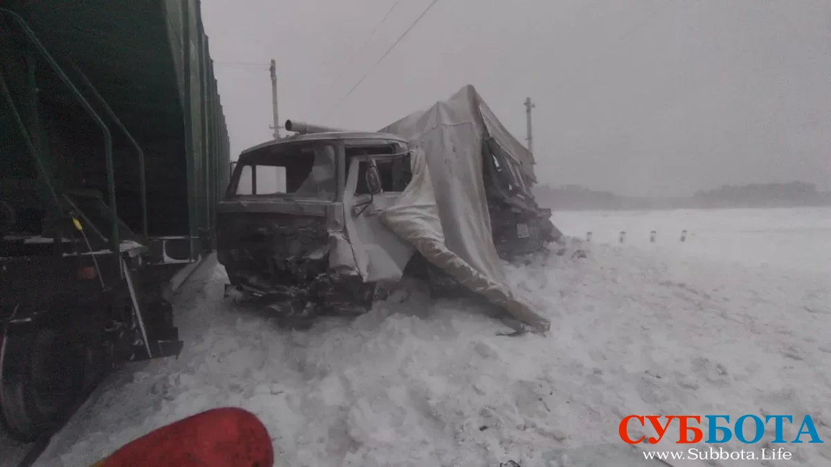 В Алтайском крае поезд снес выехавший на ж/д пути грузовик