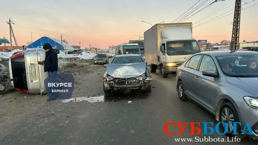 Неизвестный водитель скрылся с места жесткого ДТП с перевертышем в Барнауле