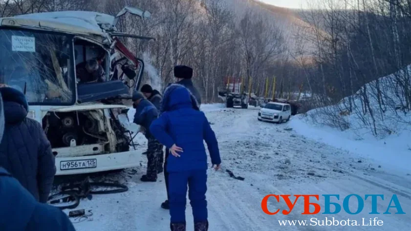 Автобус столкнулся с лесовозом в Приморье, пострадали 14 человек