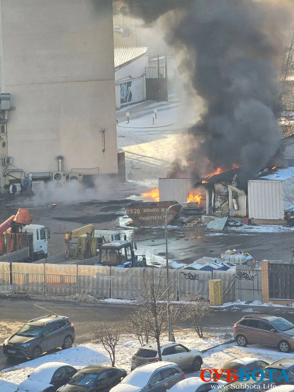 На стройплощадке в районе метро "Коломенская" загорелись две бытовки и автомобиль