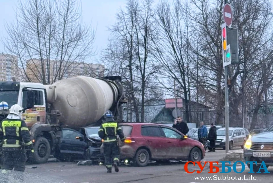 В Калуге случилось массовое ДТП с бетономешалкой