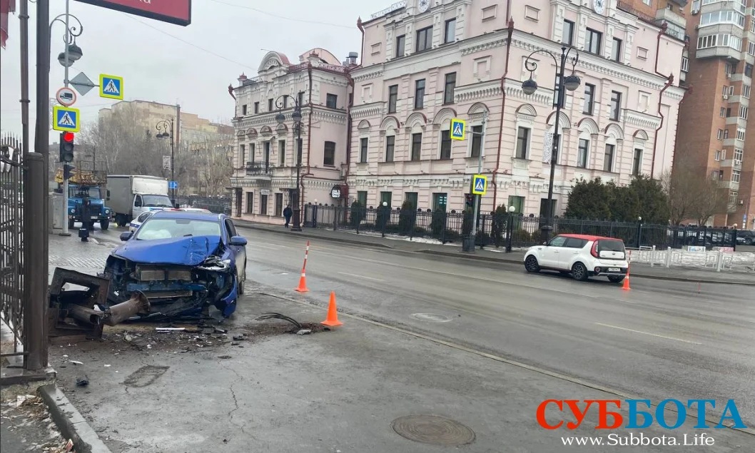 В Тюмени машина врезалась в столб, который упал на женщину