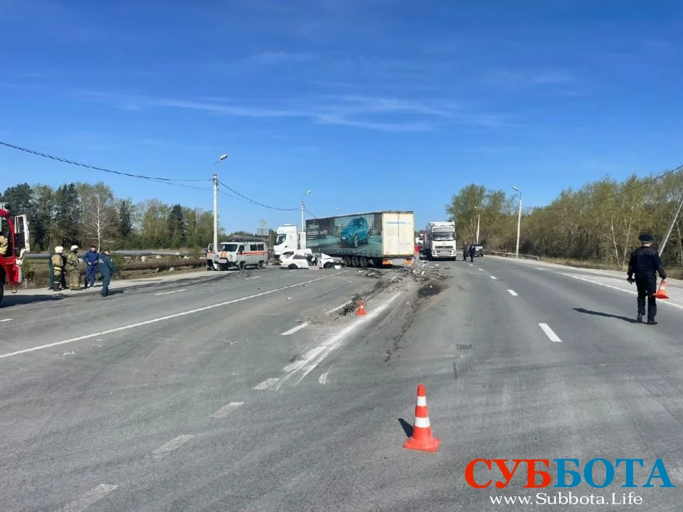 Пенсионерка за рулем Toyota влетела под фуру на новосибирской трассе: двое погибших
